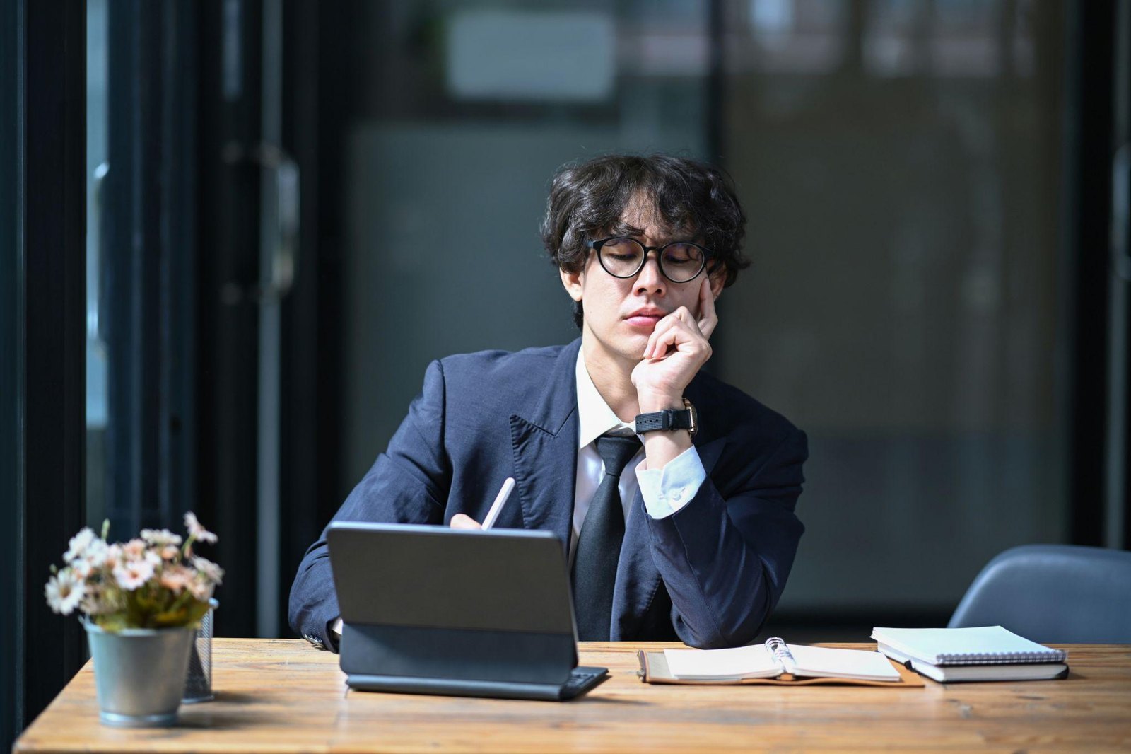 사무실 책상에서 태블릿을 앞에 두고 퇴직연금 운용 방법을 고민하는 직장인